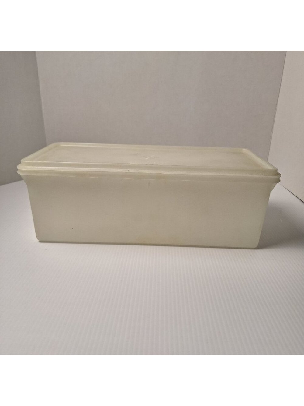 VINTAGE TUPPERWARE SHEER WHITE JUMBO BREAD SERVER CONTAINER RECTANGULAR WITH LID